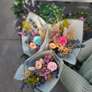 Bouquet de fleurs séchées et roses éternelles - Élégance Intemporelle