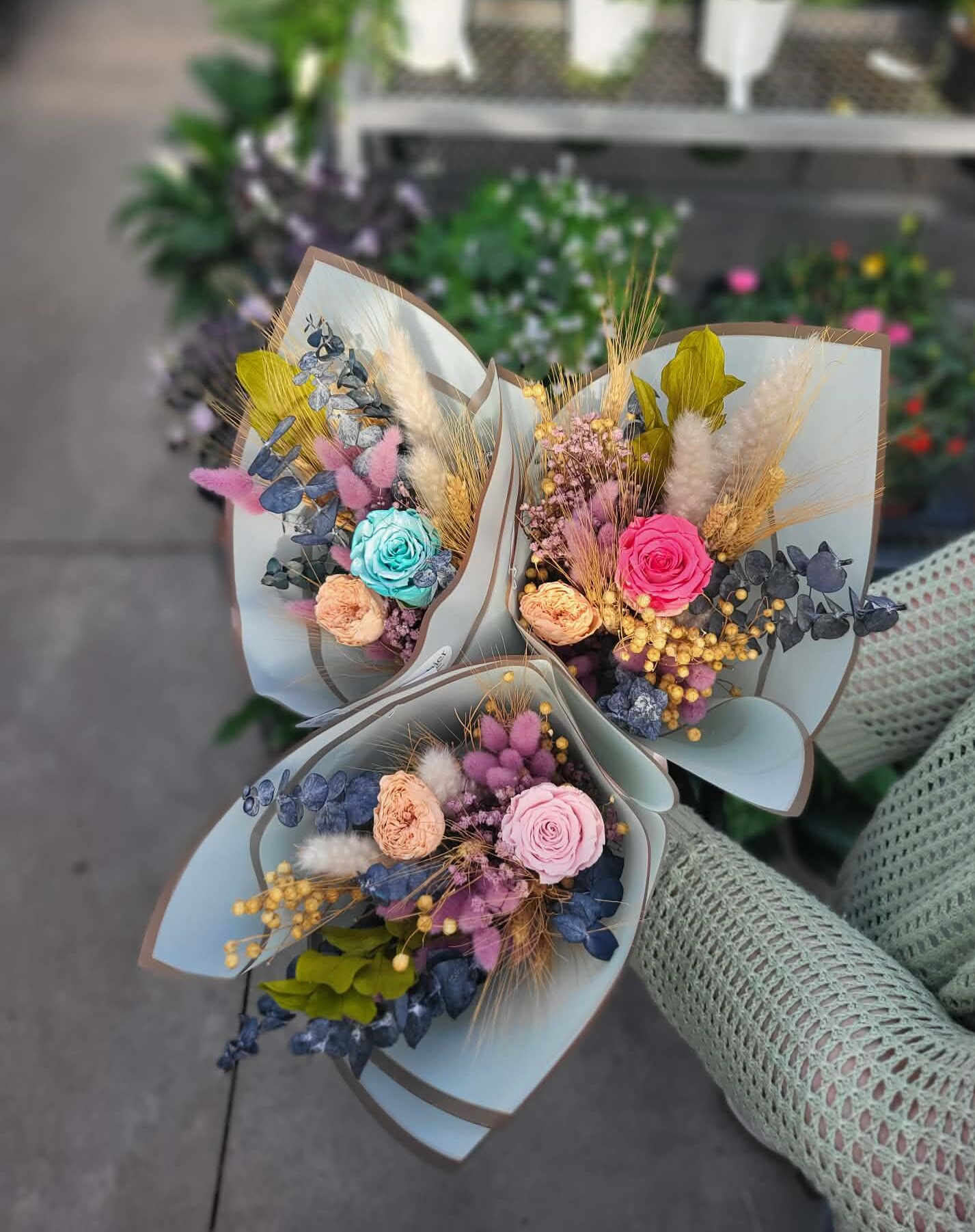 Bouquet de fleurs séchées et roses éternelles – Élégance Intemporelle