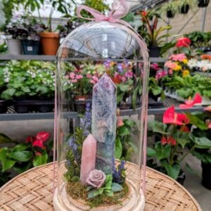 Grand dôme de pierres précieuses et rose éternelle